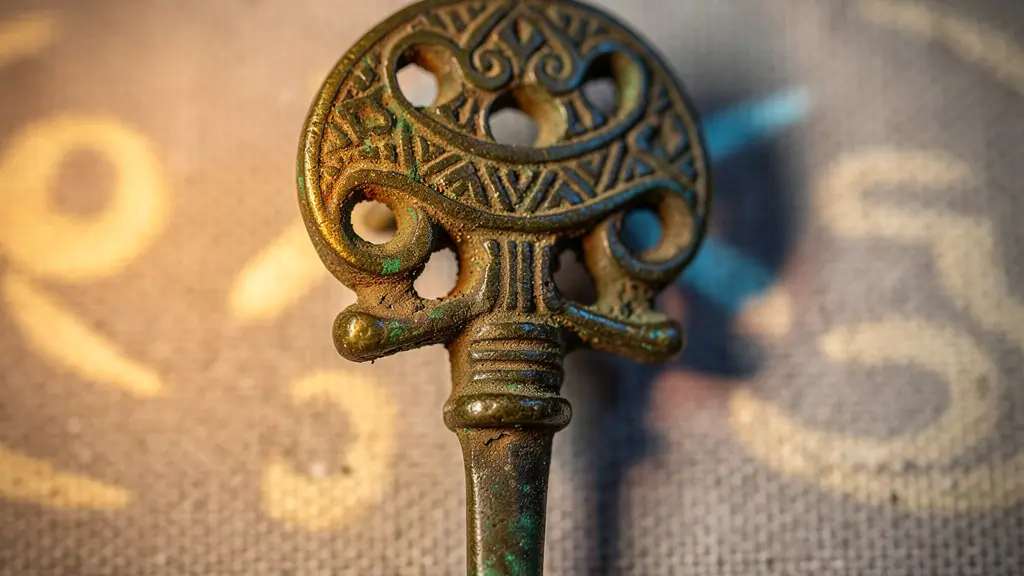 Makroaufnahme einer antiken Fibel mit überlagerten digitalen Handelsrouten