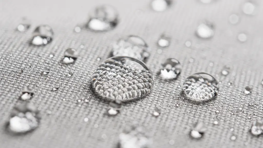 Nahaufnahme der DWR-Beschichtung mit Wassertropfen auf Hightech-Gewebe